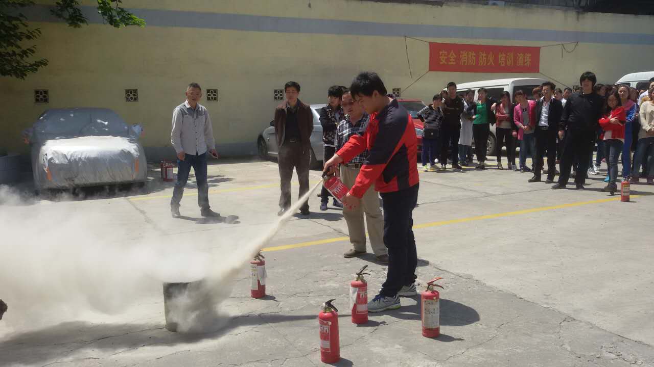 <b>南京三门湾全体员工开展消防安全知识培训和消</b>